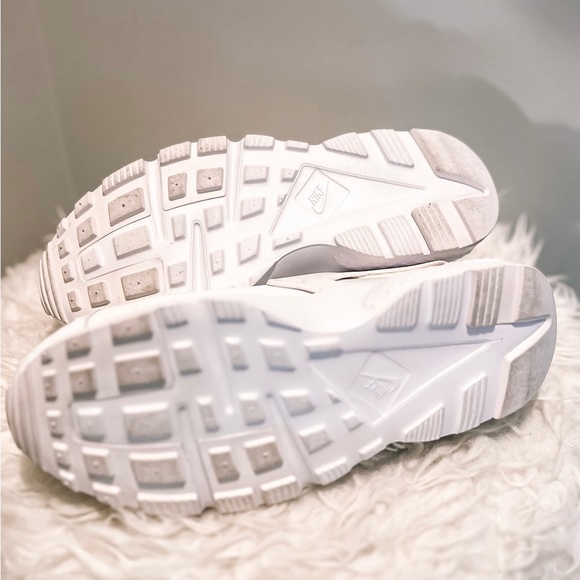 Wmns Triple White Nike Huarache size 7 - Picture 4 of 6